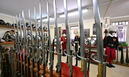 L'armurerie de la garde suisse, épées, hallebardes et pièces de cuirasse, le 26 avril 2023 au Vatican 