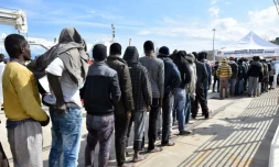 Des migrants arrivent au port de Messina, après une opération de sauvetage par les gardes-côtes italiens, le 17 mars 2016 en Sicile