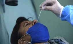 Une femme passe un test PCR pour savoir si elle a le coronavirus, dans un laboratoire médical de Paris, le 4 septembre 2020