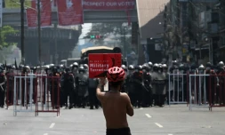 Des manifestants se rassemblent chaque jour à Rangoun pour protester contre le coup d'Etat militaire en Birmanie et réclamer la démocratie