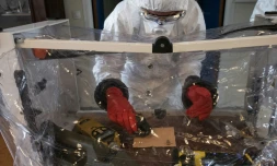 Un expert du Laboratoire central de la préfecture de police (LCPP) lors d'une simulation d'analyse d'une poudre suspectée dans une enveloppe, le 22 juin 2023 à Paris