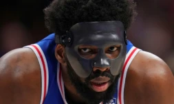 Joel Embiid des Philadelphia 76ers contre le Miami Heat en dem-finale de Conférence de la NBA le 6 mai 2022 au Wells Fargo Center à Philadelphie