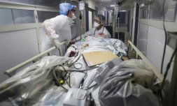 Un patient transporté en urgence vers la réanimation à l'hôpital Louis Pasteur à Colmar, le 26 mars 2020
