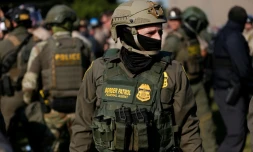 Un agent de la police aux frontières (CBP) à Broadview, dans l'Illinois, le 3 octobre 2025