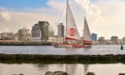 Le voilier El Astral, de l'ONG espagnole Open Arms, arrive dans le port de La Havane, le 19 juillet 2026 Ă Cuba