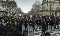 Des jeunes manifestent contre la loi travail le 24 mars 2016 à Paris