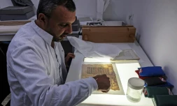 Rami Salameh, un restaurateur palestinien, travaille sur un manuscrit dans un laboratoire de la bibliothÚque Khalidi à Jérusalem-Est, le 17 juin 2023