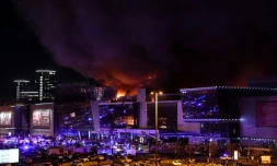 La salle de concert Crocus City Hall en flammes aprĂšs une fusillade, le 22 mars 2024 Ă Krasnogorsk, dans la banlieue de Moscou