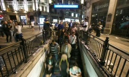 Des passagers entrent dans la station "Oxford Circus", à Londres, le 19 août 2016