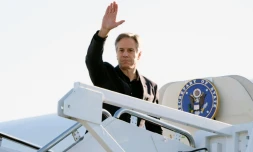 Le secrétaire d'Etat américain Antony Blinken monte à bord d'un avion à destination de la Chine, à la base Andrews, le 23 avril 2024 dans le Maryland