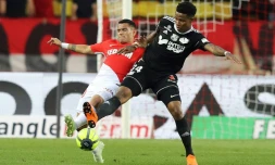 Le milieu de terrain de Monaco Rony Lopes (g) et le joueur Sud-Africain d'Amiens Bongani Zungu le 28 avril 2018 au Stade Louis II