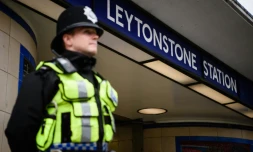 Un policier surveille le 6 décembre 2015 les alentours de la station de métro où un homme a blessé la veille deux personnes au couteau 