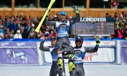 Thomas Fanara, vainqueur du géant de St Moritz, est soulevé par Alexis Pinturault (g), arrivé 2e, et Mathieu Faivre 3e, le 19 mars 2016 