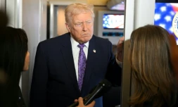 Le président américain Donald Trump parle à la presse à bord d'Air Force One avant son arrivée à la base aérienne Andrews près de Washington, le 30 novembre 2025