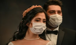 La Turque de 28 ans Ayse Keles et son mari Alp Colak posent masqués pour leurs photos de mariage le 5 septembre 2020 à Istanbul