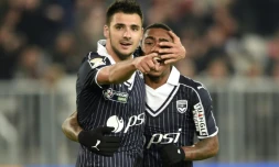 L'attaquant de Bordeaux Gaëtan Laborde (g), auteur d'un doublé face Nice en Coupe de la Ligue, et son coéquipier Malcom se congratulent au Matmut Atlantique, le 14 décembre 2016