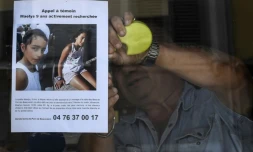 Un commerçant affiche un appel à témoins suite à la disparition de la petite Maëlys, le 28 août 2017 à Pont-de-Beauvoisin en Isère
