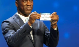 L'ancien football néerlandais Clarence Seedorf effectue le tirage de la phase de groupes de la Ligue des champions, le 25 août à Monaco