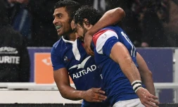 L'ailier français Yoann Huget (d) félicité par Wesley Fofana après son essai face au pays de Galles dans le Tournoi des six nations, le 1er février 2019 au Stade de France à Saint-Denis