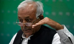 Le ministre pakistanais de l'Aviation Ghulam Sarwar Khan, lors d'une conférence de presse à Islamabad, le 24 juin 2020