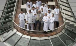 Le chef Alain Ducasse et son équipe à bord du "Ducasse sur Seine" le 30 août 2018