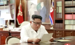 Une photographie de l'agence officielle nord-coréenne KCNA publiée le 23 juin 2019 montre Kim Jong Un lisant une lettre de Donald Trump