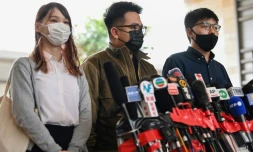 De gauche à droite: les militants pro-démocratie Agnes Chow, Ivan Lam et Joshua Wong parlent aux journalistes avant leur procès à Hong Kong, le 23 novembre 2020