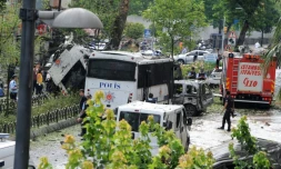 Des policiers sur les lieux d'une attaque à la bombe ayant visé un véhicule de police à Istanbul, le 7 juin 2016