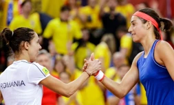 Caroline Garcia et la Roumaine Mihaela Buzarnescu se serrent la main à l'issue de la victoire de la Française en Fed Cup à Rouen, le 20 avril 2019