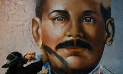 Le graffeur Wolfgang Salazar, alias Badsura, met la touche finale à un portrait du médecin vénézuélien Jose Gregorio Hernandez sur un mur de Caracas, le 27 avril 2021