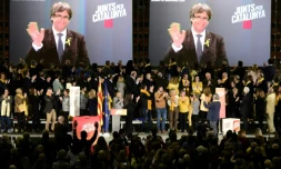 L'indépendantiste catalan Carles Puigdemont salue depuis Bruxelles des soutiens, réunis à Barcelone, le 15 décembre 2017