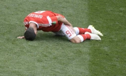 Le milieu de terrain russe Alan Dzagoev, blessé lors du match d'ouverture du Mondial face à l'Arabie Saoudite, le 14 juin 2018 à Moscou