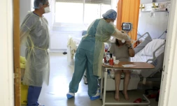 Des soignants s'occupent d'un patient dans une unité dédiée aux malades du Covid-19 à l'hôpital de Bastia, sur l'île méditerranéenne française de Corse, le 5 août 2021