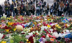 Des gens se rassemblent pour rendre hommage aux victimes de l'attentat de Stockholm le 9 avril 2017