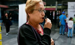 Une femme siffle devant le métro de Pantitlan à Mexico, lors d'une campagne contre de prévention du harcèlement sexuel, le 6 juillet 2016