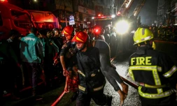 Un pompier évacue une personne blessée dans un incendie qui a ravagé un immeuble à Dacca au Bangladesh, le 29 février 2023