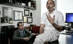 Le professeur Laurent Lantieri (d) et JérÎme Hamon, premier homme au monde à avoir subi deux greffes de la face, le 13 avril 2018 à l'hÎpital européen Georges-Pompidou, à Paris