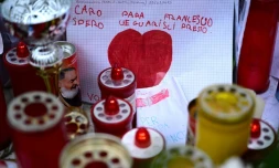 Des bougies et des messages déposés au pied de la statue de Jean-Paul II devant l'hôpital Gemelli à Rome où le pape François est soigné pour une pneumonie, le 17 mars 2025