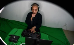 Le moine bouddhiste et musicien beatbox Yogetsu Akasaka, le 26 juin 2020 à son domicile à Tokyo