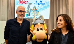 Le scénariste Jean-Yves Ferri pose avec Anne Goscinny, la fille de René Goscinny, lors de la présentation du 39e album d'Astérix, le 11 octobre 2021 à Vanves, près de Paris