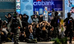 Des policiers arrêtent un groupe de personnes après une imposante manifestation pro-démocratie à Hong Kong, le 1er janvier 2020