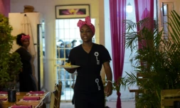 Arleth Martinez, condamnée à six ans de prison, travaille au restaurant "El Interno" à la prison de San Diego, le 24 août 2017 à Carthagène, en Colombie