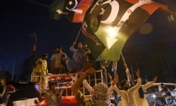 Des partisans de l'opposition célÚbrent la chute du Premier ministre pakistanais Imran Khan, le 10 avril 2022 à Karachi