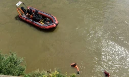 Des pompiers inspectent la Loire à proximité du lieu où Steve Maia Caniço a disparu, à Nantes, le 25 juin 2019
