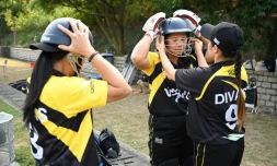Des domestiques philippines, membres de l'équipe des SCC Divas, se préparent avant un match de cricket, le 8 novembre 2020 à Hong Kong