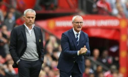 Les entraîneurs de Manchester United José Mourinho et de Leicester Claudio Ranieri lors d'un match à Old Trafford, le 24 septembre 2016