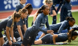 L'attaquante Grace Geyoro (c) lors d'une séance d'entraînement des Bleues à Clairefontaine, le 27 mai 2019