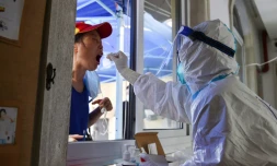 Une personne subit un test pour le Covid-19 à Nanjing, dans la province chinoise du Jiangsu (est), le 2 août 2021