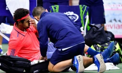 Jo-Wilfried Tsonga  contraint à l'abandon lors de son quart de finale de l'US Open face au Serbe Novak Djokovic en raison d'une blessure au genou gauche le 7 septembre 2016 à New York 