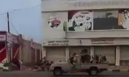 Capture d’écran extraite d’images UGC publiées sur les réseaux sociaux le 10 septembre 2026 montrant des combattants houthis dans la ville portuaire stratégique de Mokha, sur la mer Rouge, au Yémen